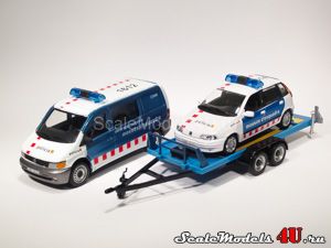 Масштабная модель автомобиля Mercedes-Benz Vito W638 Spanish Police - Trailer - Fiat Punto Spanish Police фирмы Hongwell/Cararama.