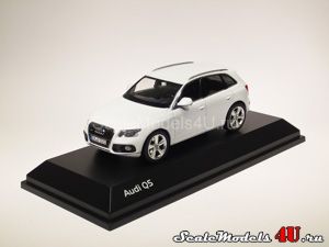 Scale model of Audi Q5 Typ 8R White (2009) produced by Schuco.
