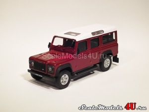 Scale model of Land Rover Defender 110 5-doors Maroon produced by Hongwell/Cararama.