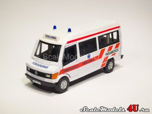 Масштабная модель автомобиля Mercedes-Benz T1 Ambulance фирмы Hongwell/Cararama.