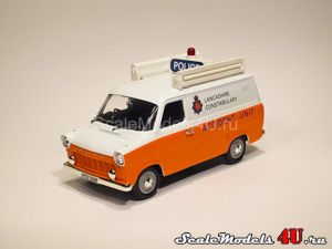Масштабная модель автомобиля Ford Transit Van MkI Lancashire Accident Unit (1967) фирмы Vanguards 1:43.