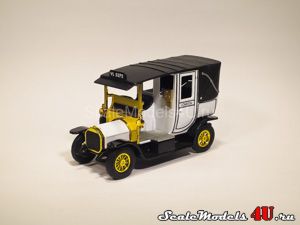 Scale model of Unic Motorcab Taxi White (1907) produced by Matchbox.