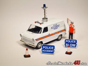 Масштабная модель автомобиля Ford Transit Van MkI - Nottinghamshire Police Accident Set (1973) фирмы Vanguards.